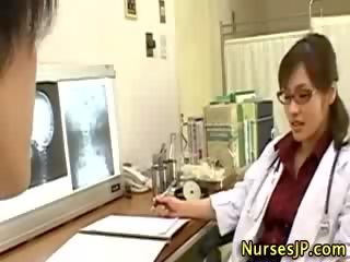 Azijietiškas moteris daktaras smaukymas