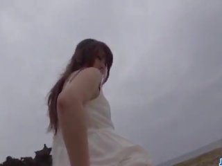 Mayuka akimoto viser av henne hårete twat i utendørs scener