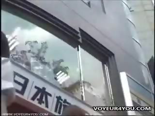 ญี่ปุ่น หญิง มองใต้กระโปรง กางเกงใน ลอบ videoed